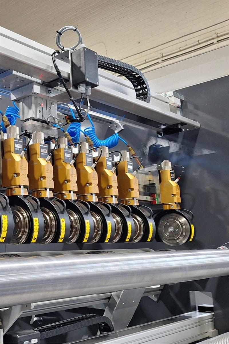 Rapid knife set up on high speed slitter